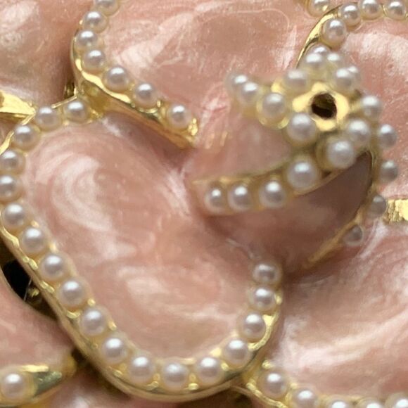 Camellia Lapel Pin in Pink Enamel with Faux Pearls & Gold Tone - Bro-Brooch - Picture 4 of 6